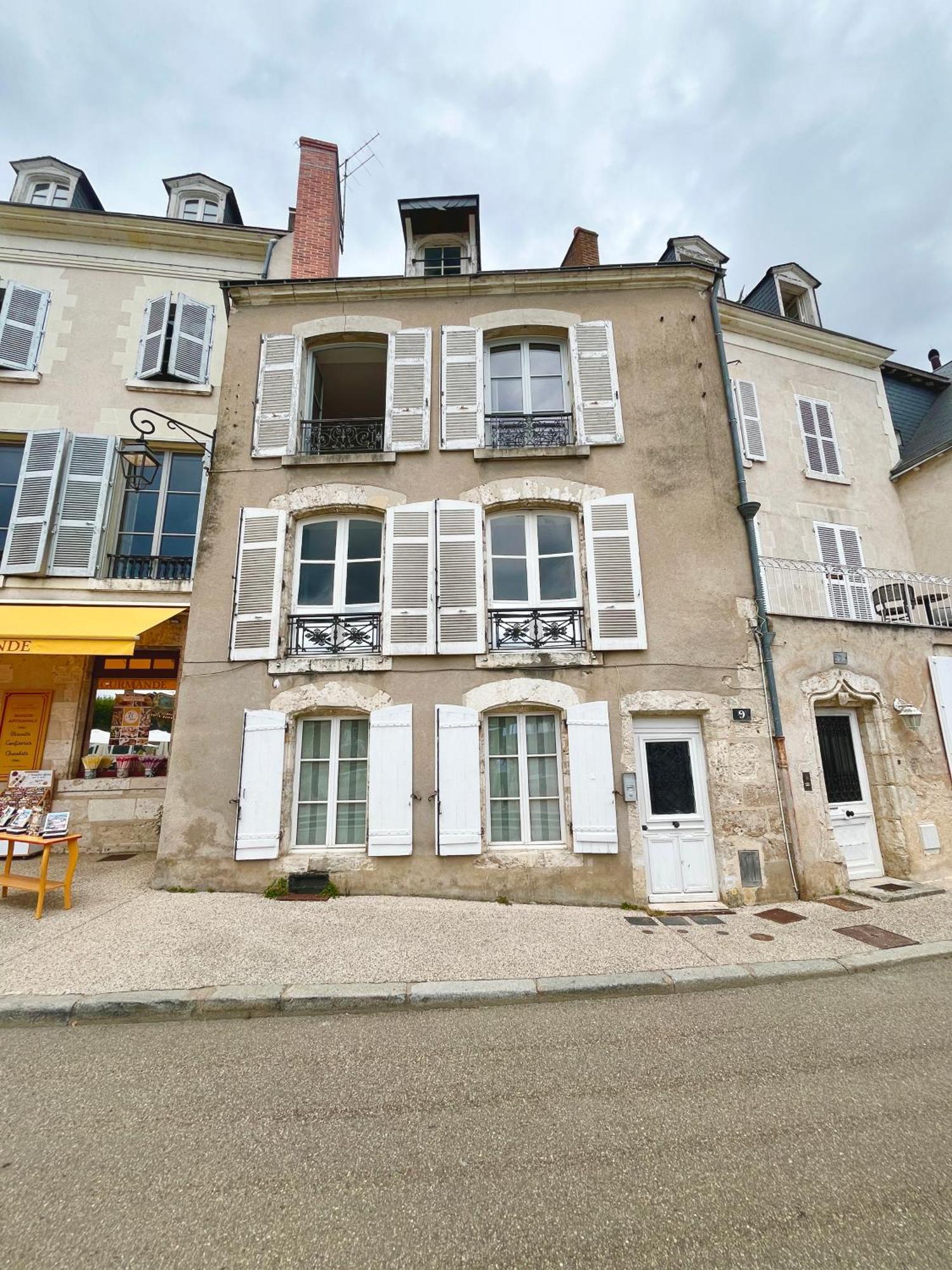 La Place Du Chateau - Vue Exceptionnelle Sur Le Chateau De *